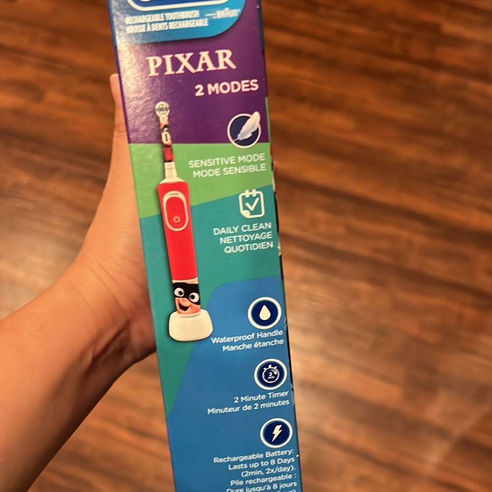 Oral B rechargeable toothbrush with charger New - Picture 2 of 3